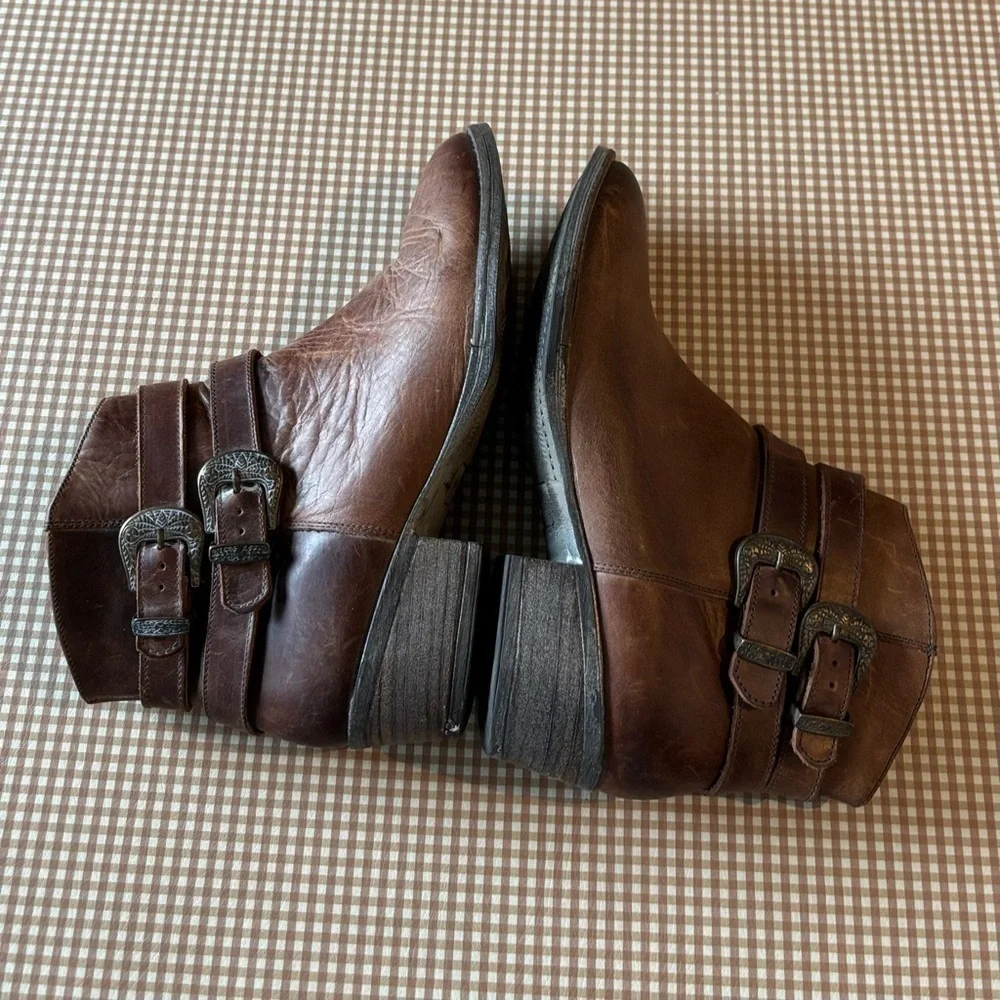 Sterling River short leather boots booties with buckles. Size 9